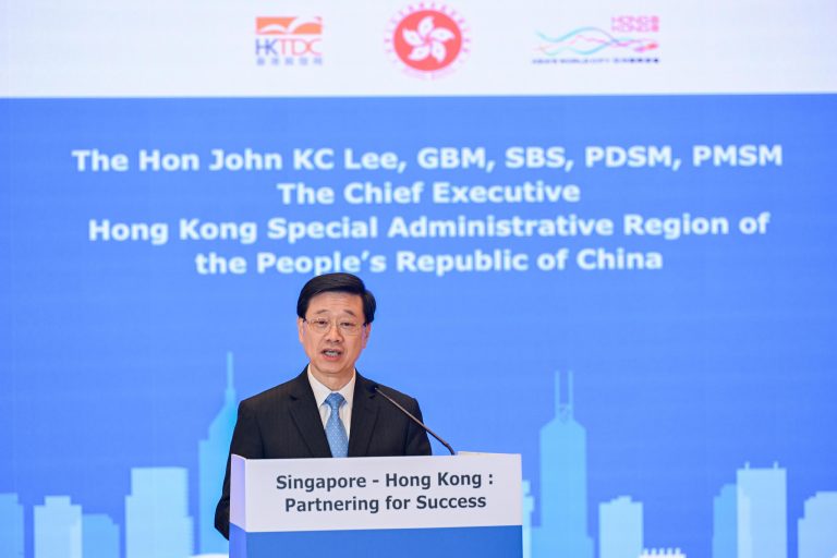 Hong Kong Chief Executive Mr. John Lee attended a business dinner held in Singapore and delivered a speech.