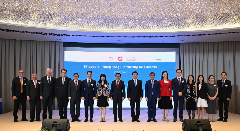 Hong Kong Chief Executive Mr. John Lee and Singapore Deputy Prime Minister Mr. Heng Swee Keat took a group photo with representatives from various enterprises and institutions at a business dinner jointly held in Singapore.