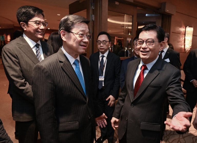 Hong Kong Chief Executive Mr. John Lee and Singapore Deputy Prime Minister Mr. Heng Swee Keat attended a business dinner jointly held in Singapore.