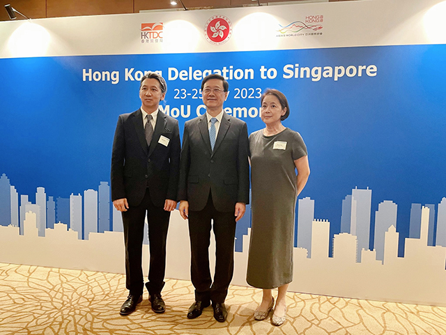 On-site photography, MyMyPanda co-founder Xen, Hong Kong Chief Executive Mr. John Lee and Lady Rose Tong, Executive Director of the Singapore Retailers Association.